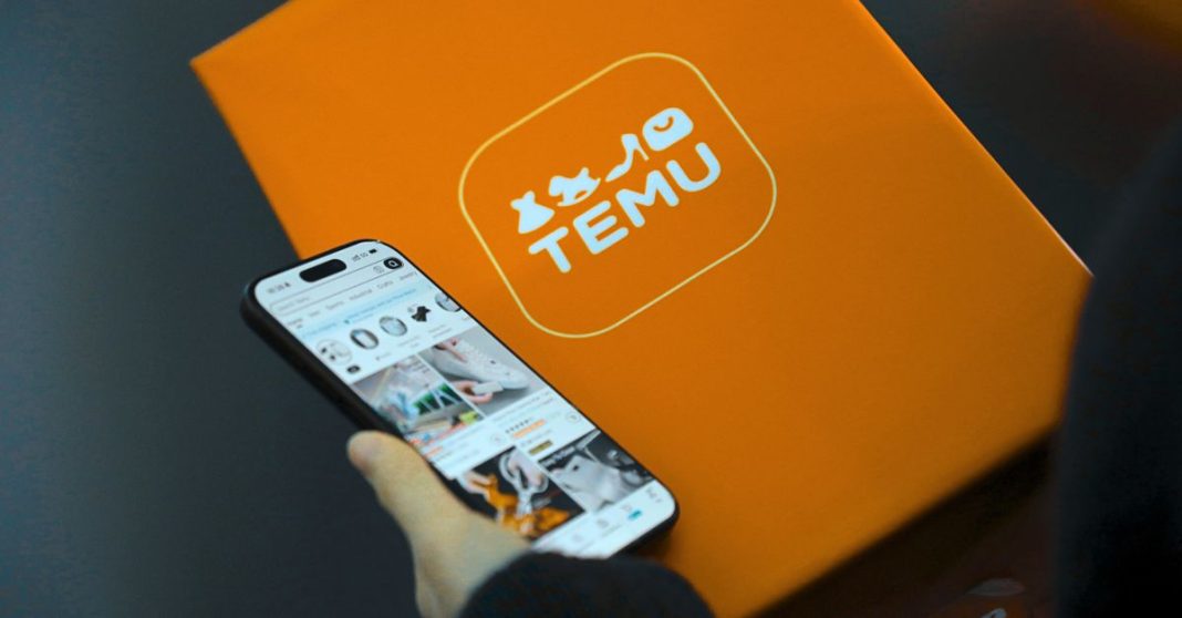 Mão a segurar um smartphone junto a uma embalagem laranja da Temu, simbolizando compras internacionais em plataformas de comércio eletrónico.