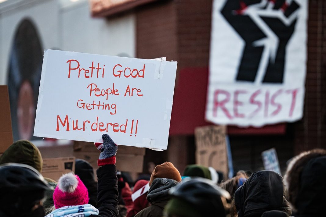 Cartaz num memorial em Minneapolis com uma mensagem que reúne os apelidos de Alex Pretti e Renée Good