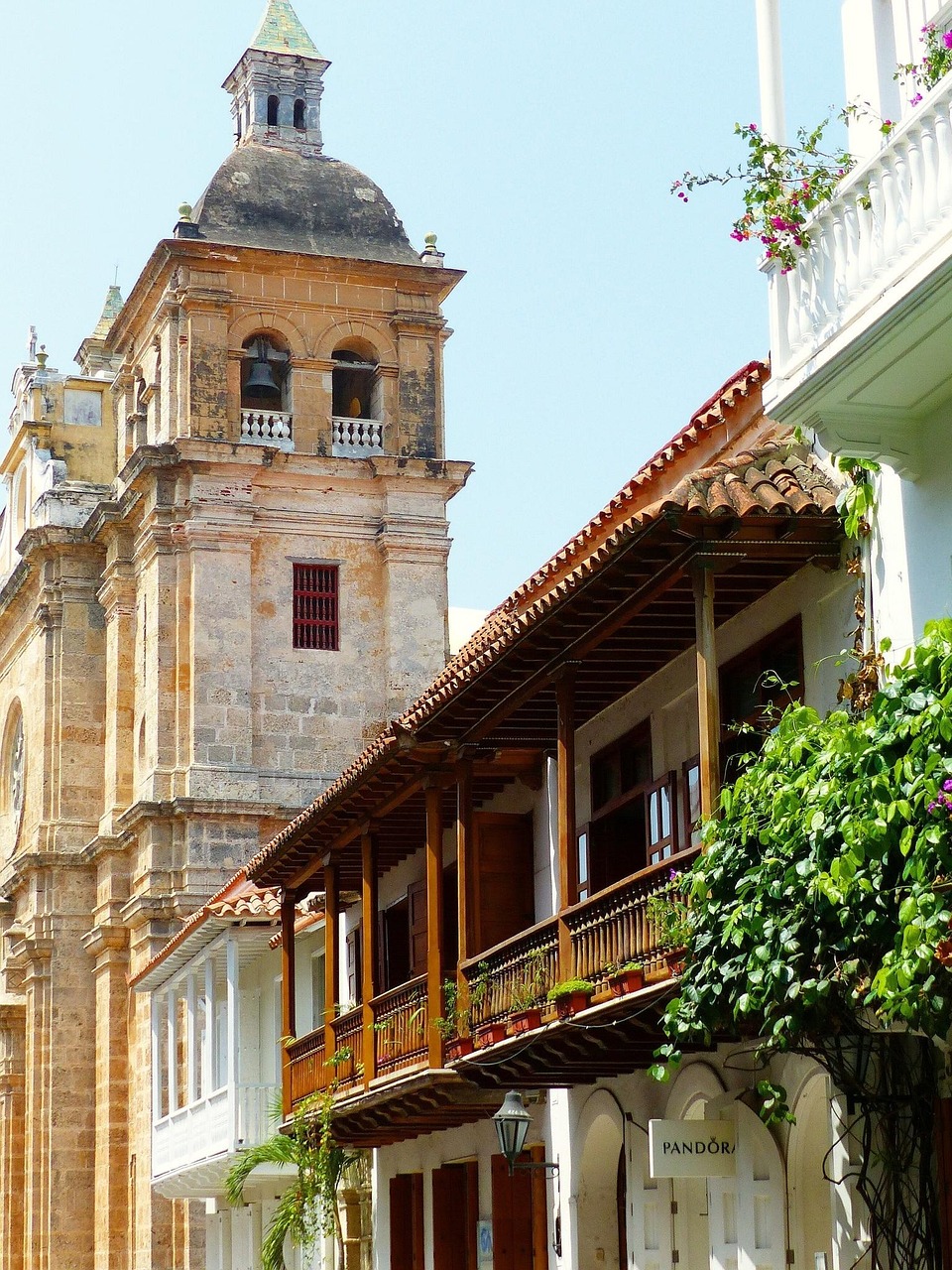 Torre de igreja e varandas coloniais no centro histórico de Cartagena das Índias, Colômbia.