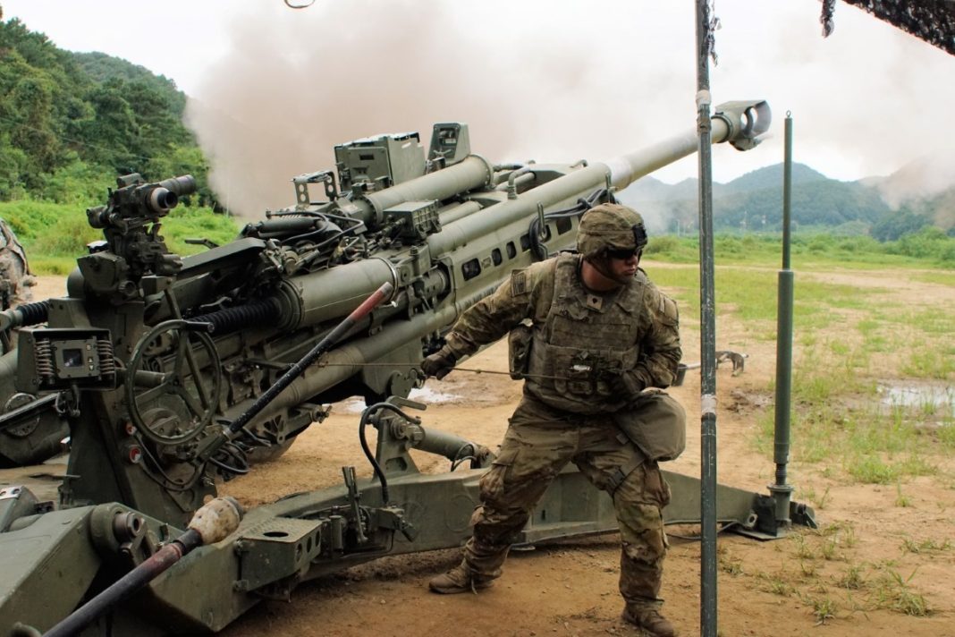 Artilheiros norte-americanos disparam um obus durante exercício de fogo real combinado com forças sul-coreanas num campo de treino na Coreia do Sul.