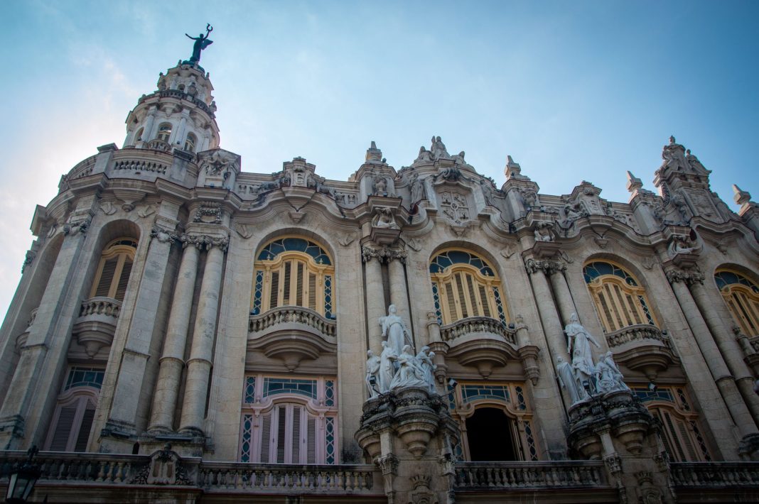 Fachada de edifício de arquitetura barroca em Havana, Cuba, sob céu azul