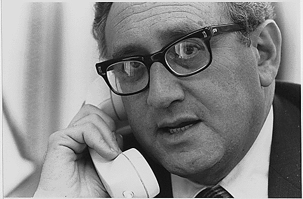 Henry Kissinger ao telefone no gabinete de Brent Scowcroft, a 29 de abril de 1975