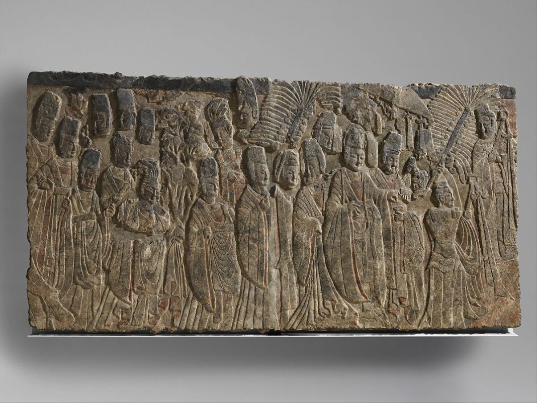 Relevo em calcário de procissão imperial da dinastia Wei do Norte, proveniente da Gruta Central de Binyang, exposto no Metropolitan Museum of Art