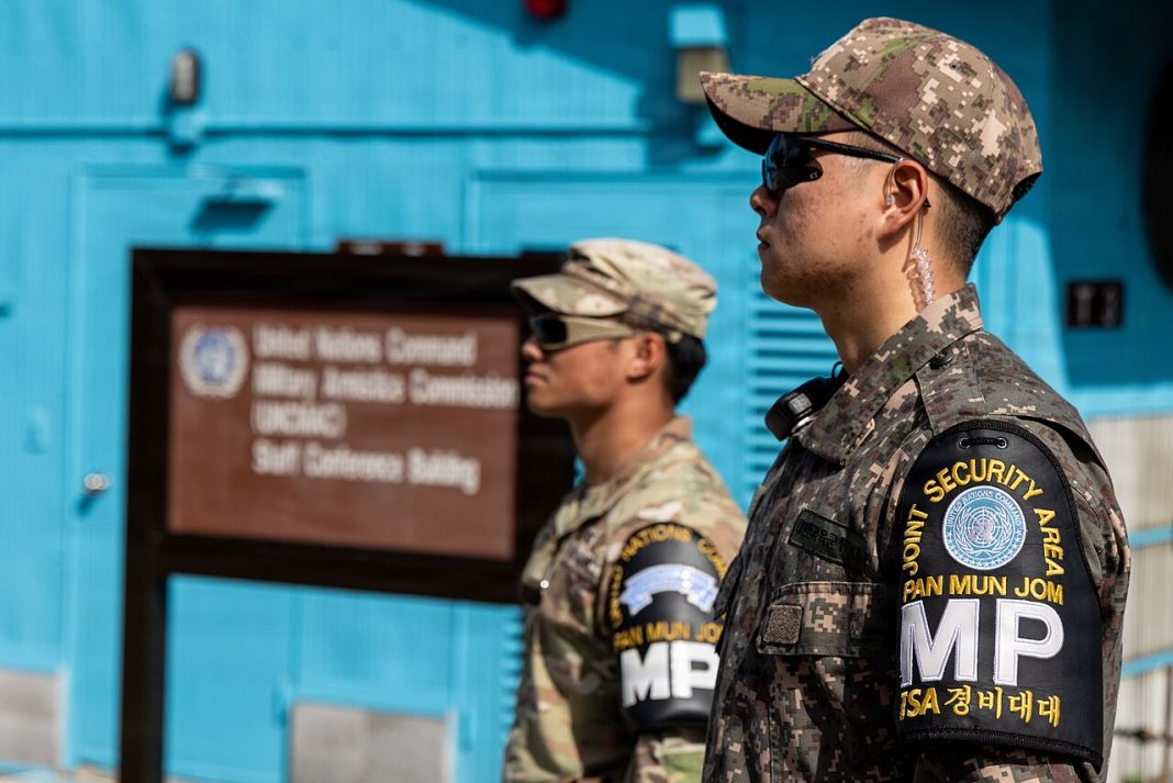 Militares sul-coreanos e norte-americanos de guarda junto à fronteira entre as duas Coreias, em Panmunjom