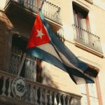 Bandeira de Cuba hasteada na fachada de um consulado cubano.