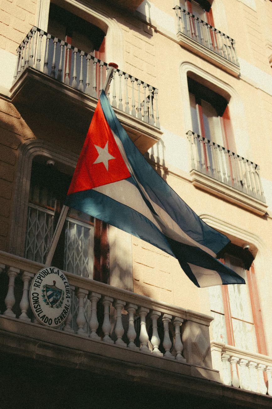 Bandeira de Cuba hasteada na fachada de um consulado cubano.