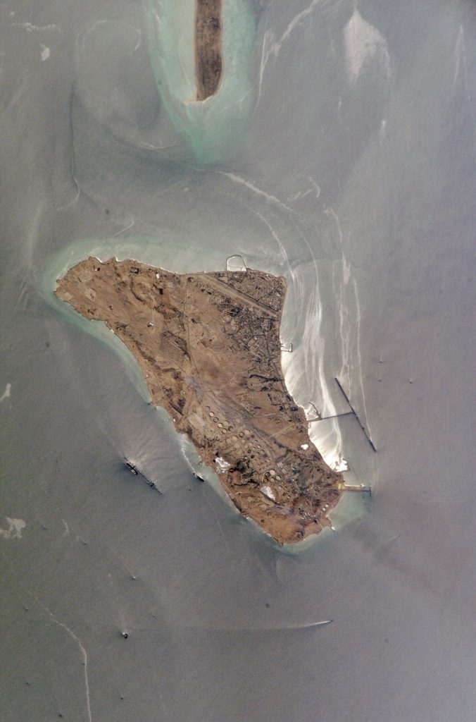 Vista aérea da ilha de Kharg e do terminal petrolífero iraniano