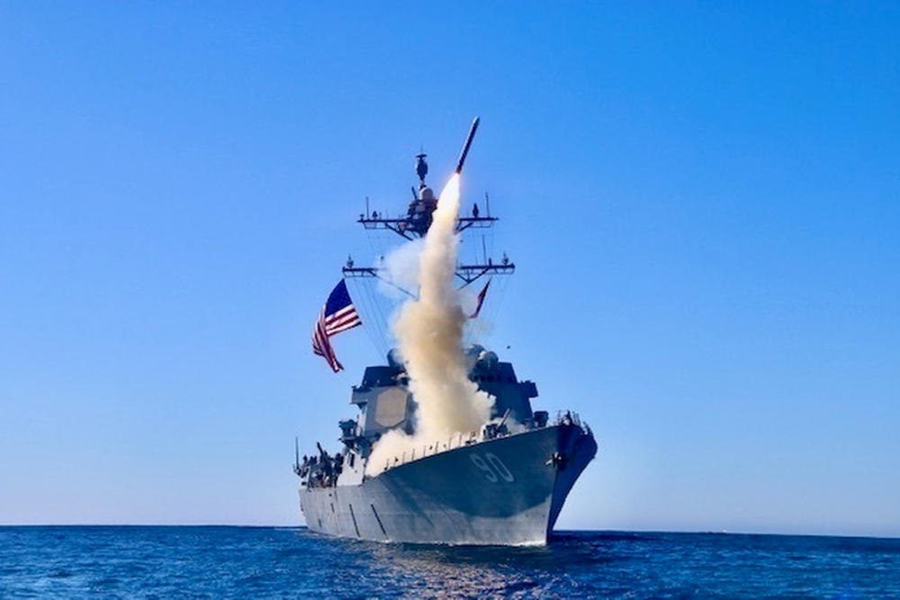 Lançamento de um míssil Tomahawk Block V a partir do contratorpedeiro USS Chafee, no Oceano Pacífico