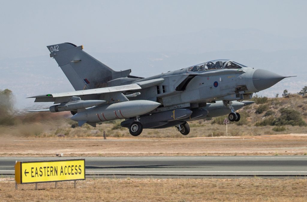 Tornado GR4 da Royal Air Force descola com dois mísseis Storm Shadow