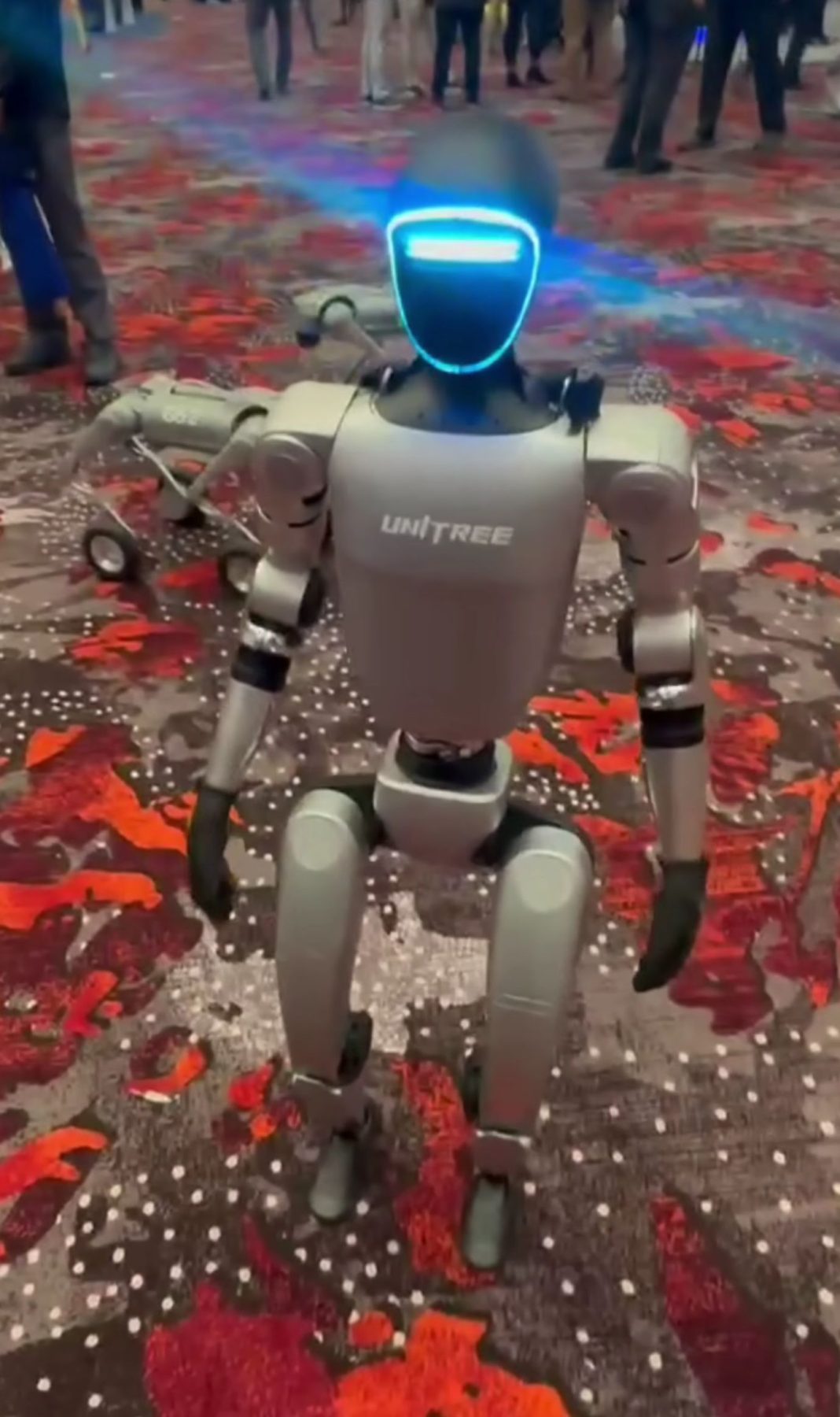 Robô humanoide Unitree G1 exposto numa feira tecnológica em 2024