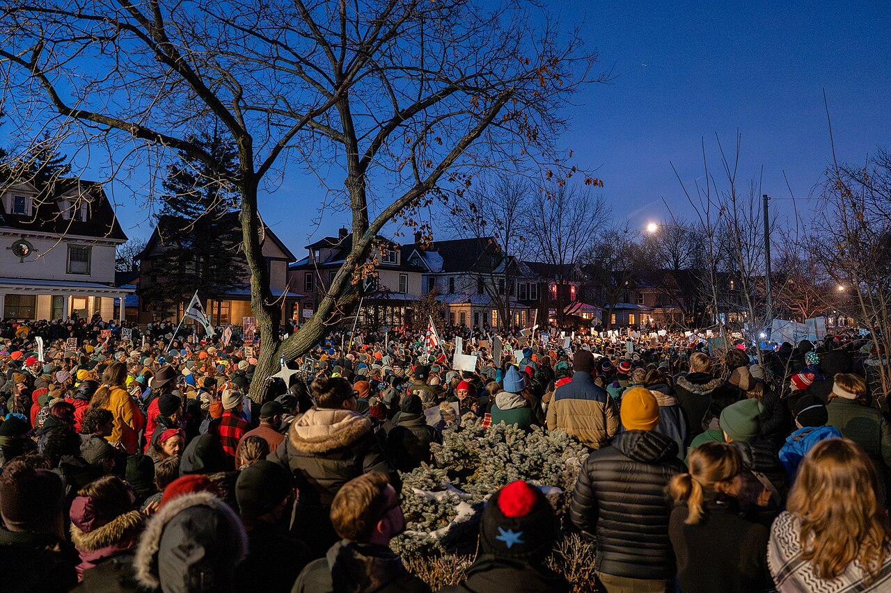 Multidão reunida numa vigília noturna por Renée Good em Minneapolis