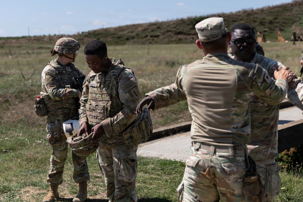 Militares dos EUA da 1.ª Divisão de Infantaria durante um exercício de tiro junto à Base Aérea de Mihail Kogălniceanu, na Roménia