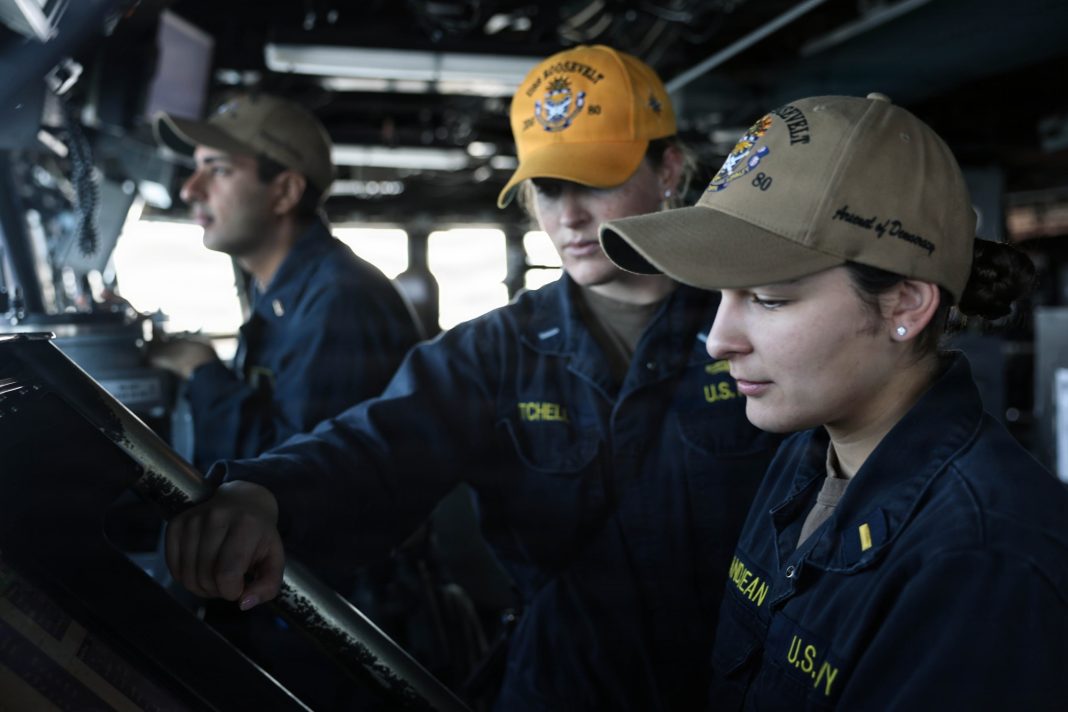 Contratorpedeiro USS Roosevelt no Estreito de Bab al-Mandeb, na rota que decide o preço do petróleo