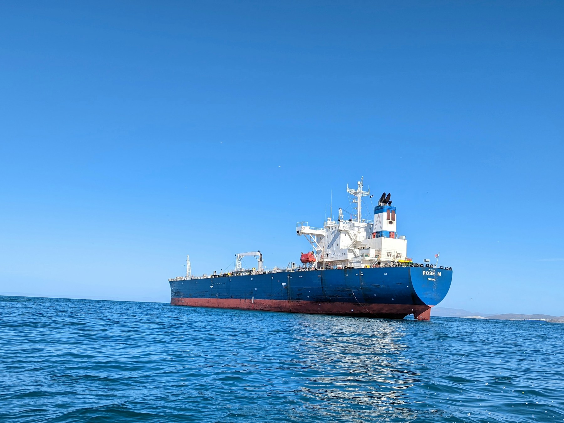 Petroleiro no mar, numa análise sobre a rota alternativa a Ormuz pelo Mar Vermelho