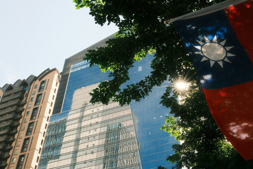 Bandeira de Taiwan junto a edifícios em Banqiao, Nova Taipé, para o artigo sobre as eleições em Taiwan em 2028.
