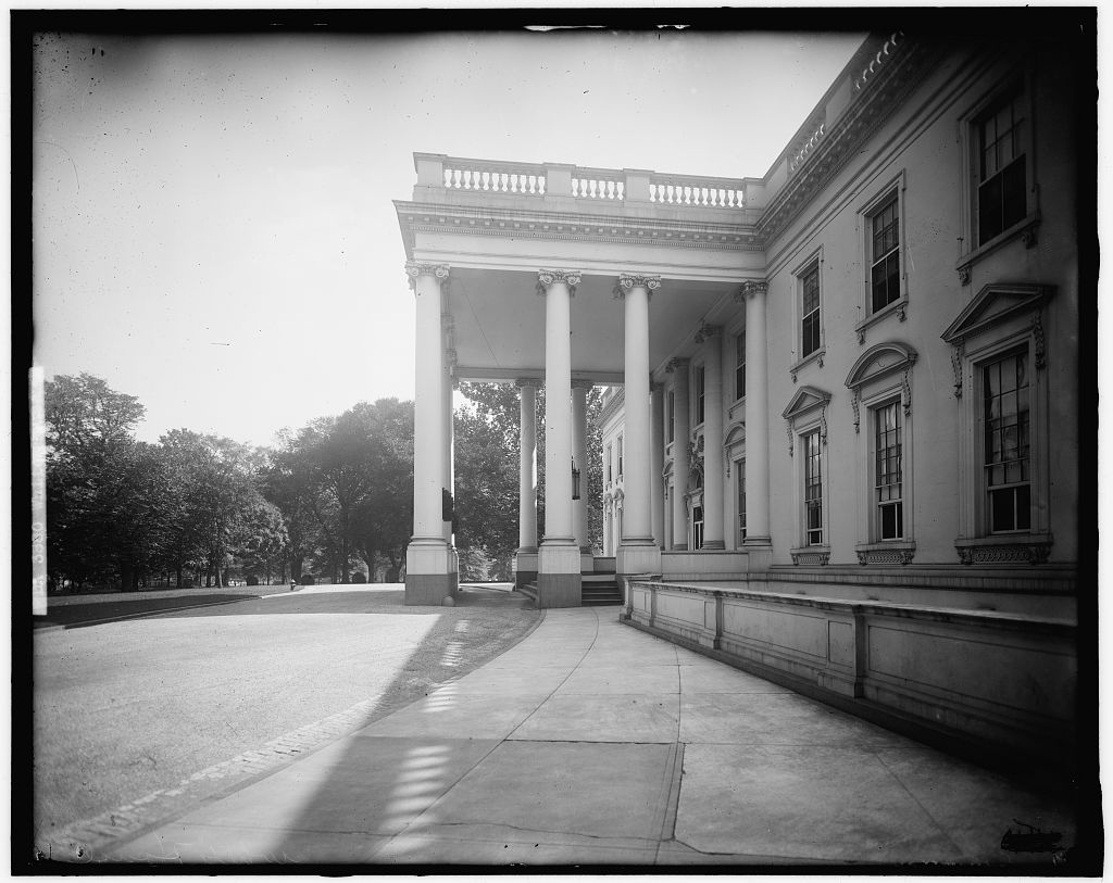 O Pórtico Norte da Casa Branca, em Washington D.C., fotografado no início do século XX
