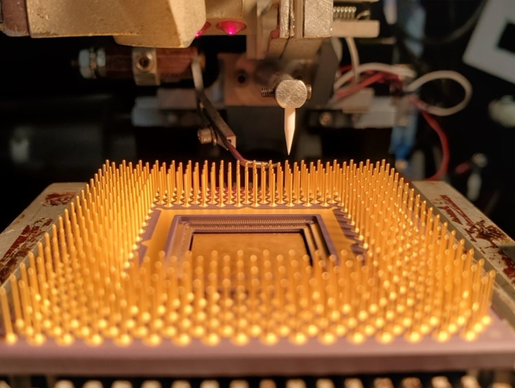 Close-up de um chip semicondutor fabricado, com os circuitos integrados visíveis à superfície.