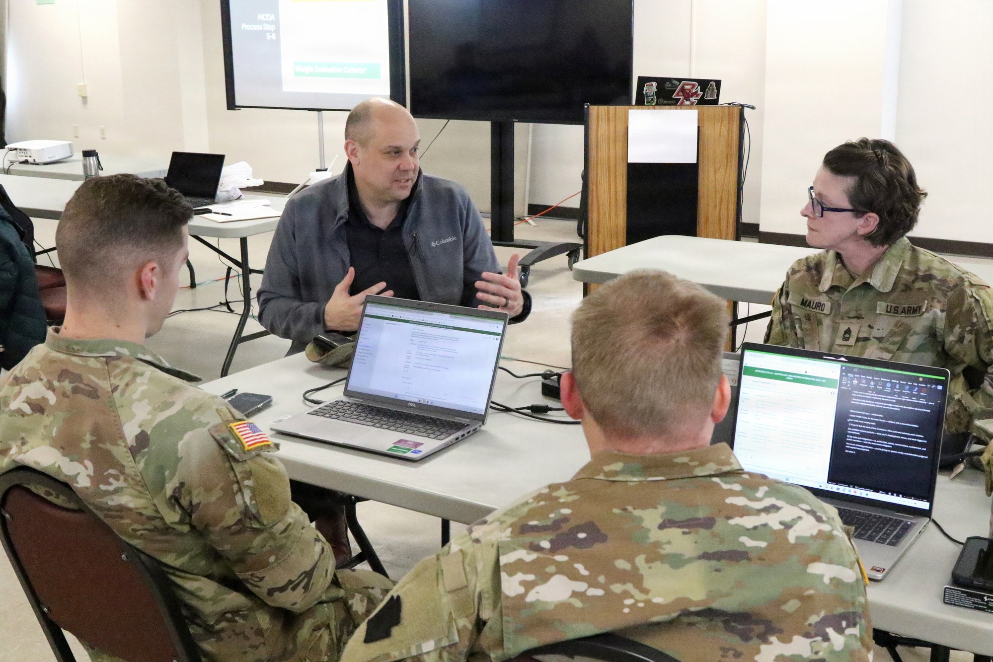 Militares e pessoal civil da Guarda Nacional da Pensilvânia num curso de dois dias sobre inteligência artificial em Fort Indiantown Gap, Pensilvânia