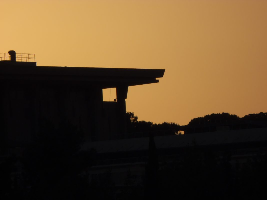 Silhueta do Knesset ao anoitecer em Jerusalém antes das eleições Israel 2026