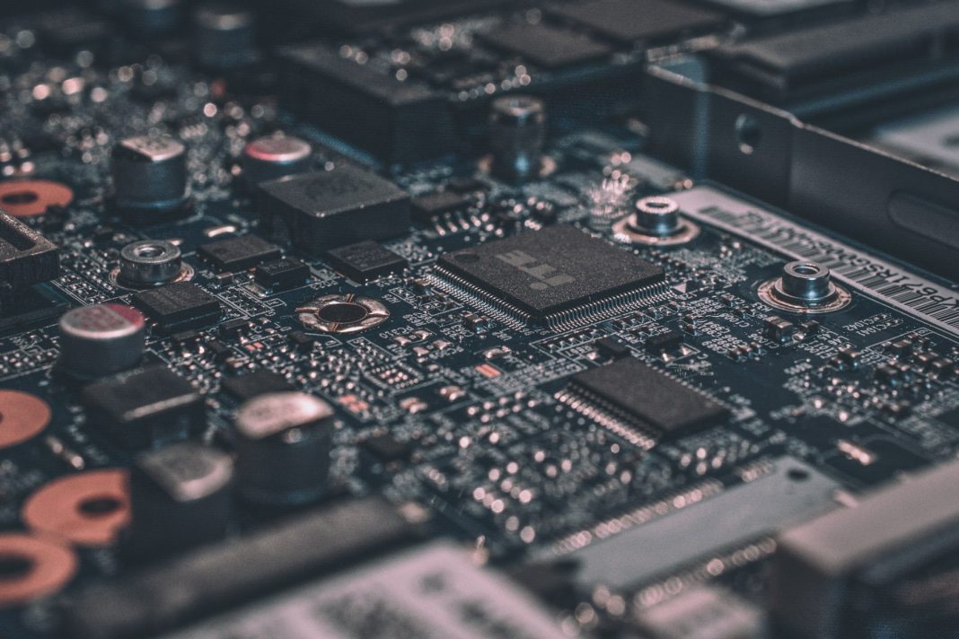 Embargo aos chips representado por componentes e circuitos eletrónicos numa placa