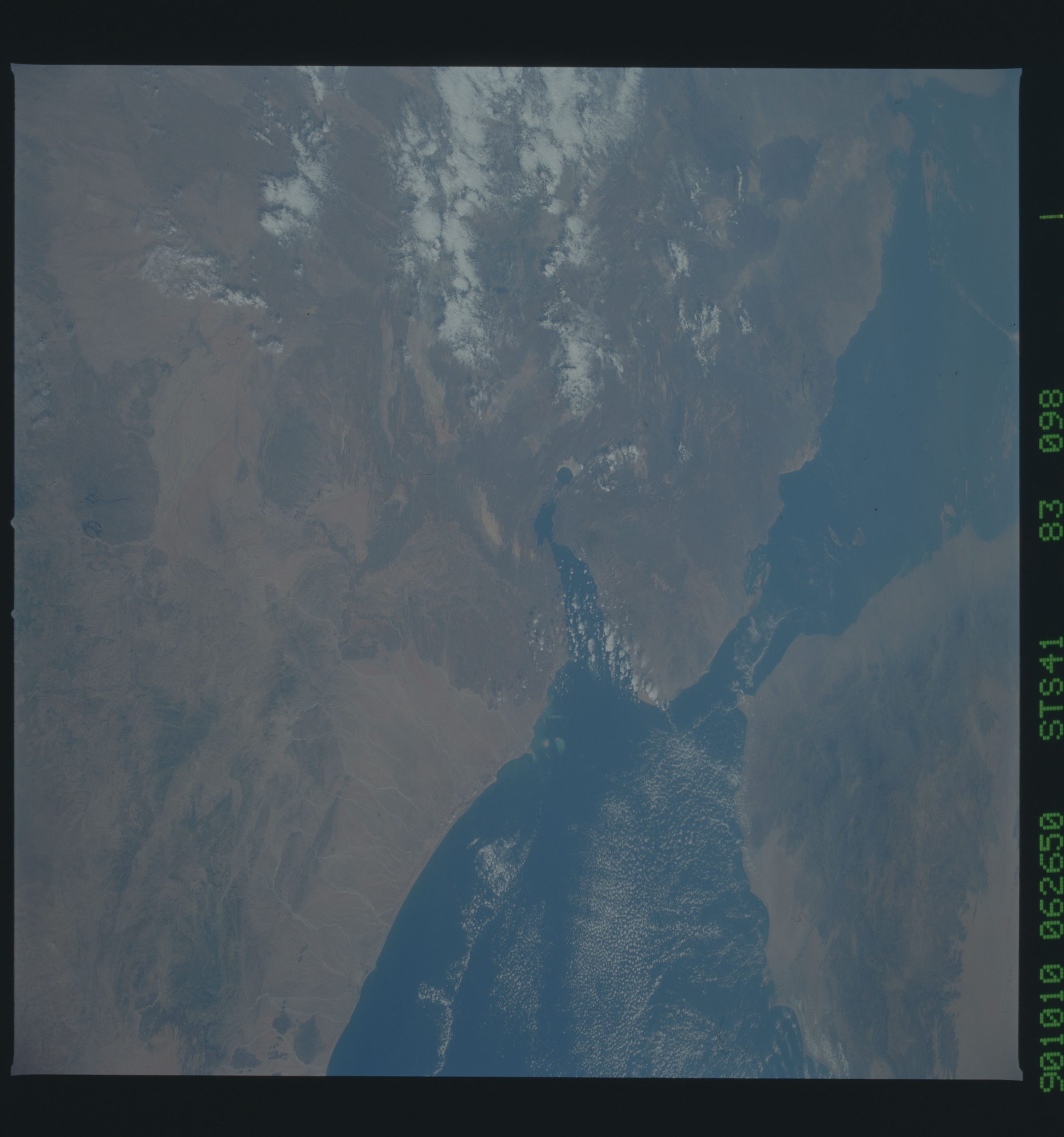 Vista aérea do Estreito de Bab al-Mandeb, a rota do preço do petróleo entre o Mar Vermelho e o Golfo de Áden