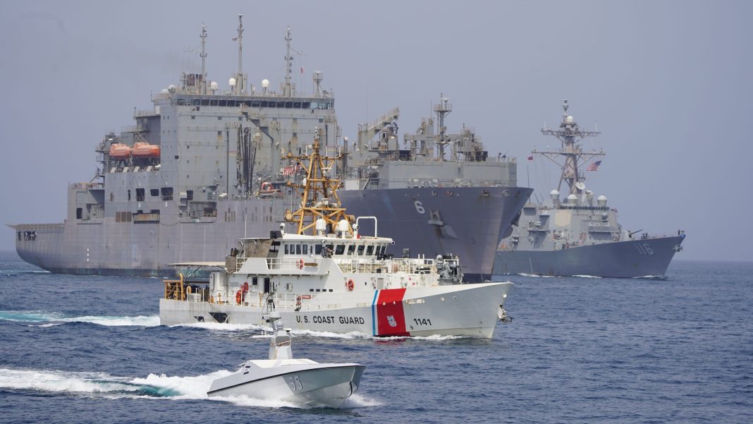 Navios da Marinha dos EUA e da Guarda Costeira, incluindo um veículo de superfície não tripulado, durante um trânsito pelo Estreito de Ormuz