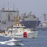 Navios da Marinha dos EUA e da Guarda Costeira, incluindo um veículo de superfície não tripulado, durante um trânsito pelo Estreito de Ormuz