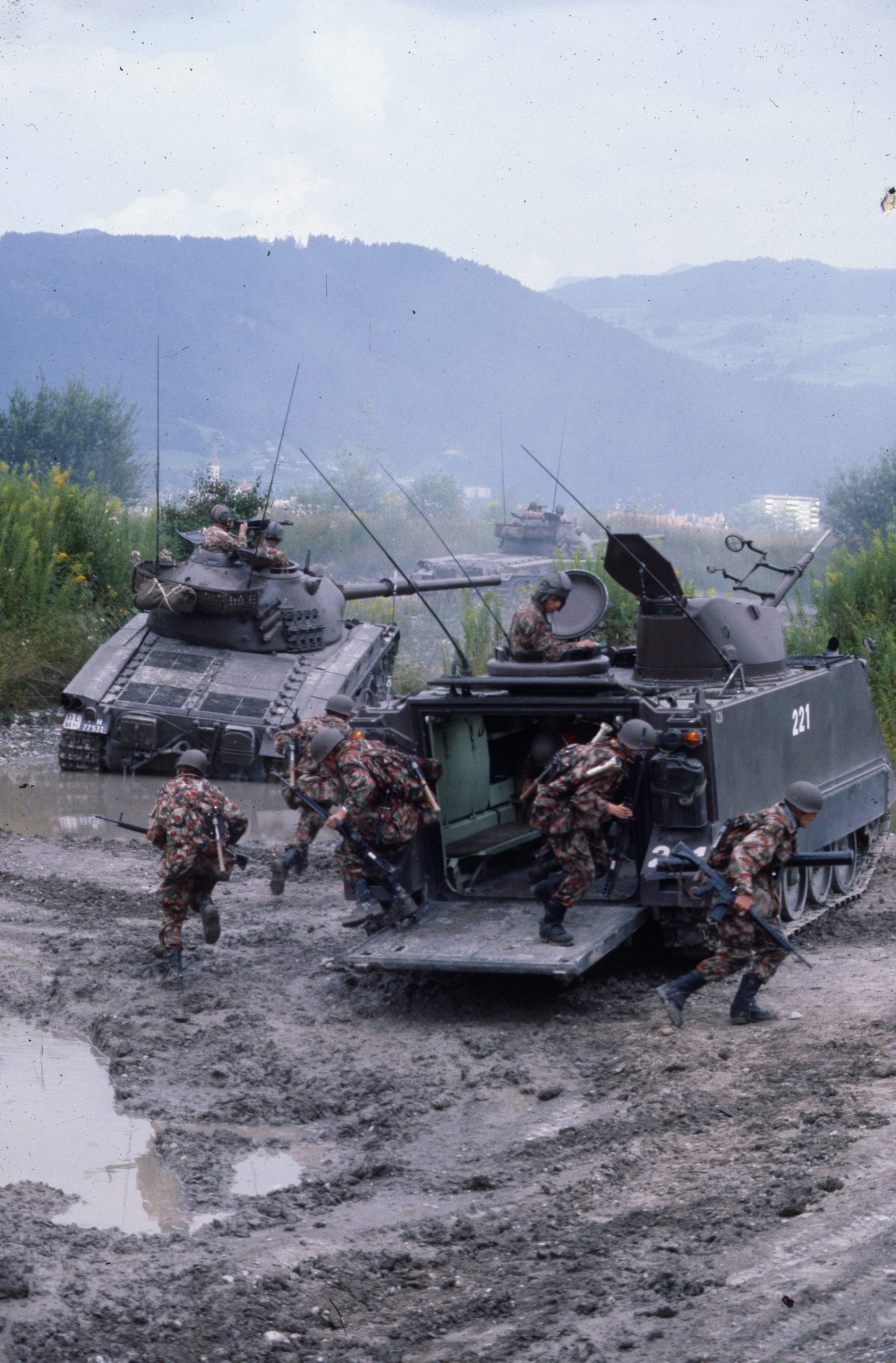 Blindados das Forças Armadas suíças num exercício em Thun, em 1979.