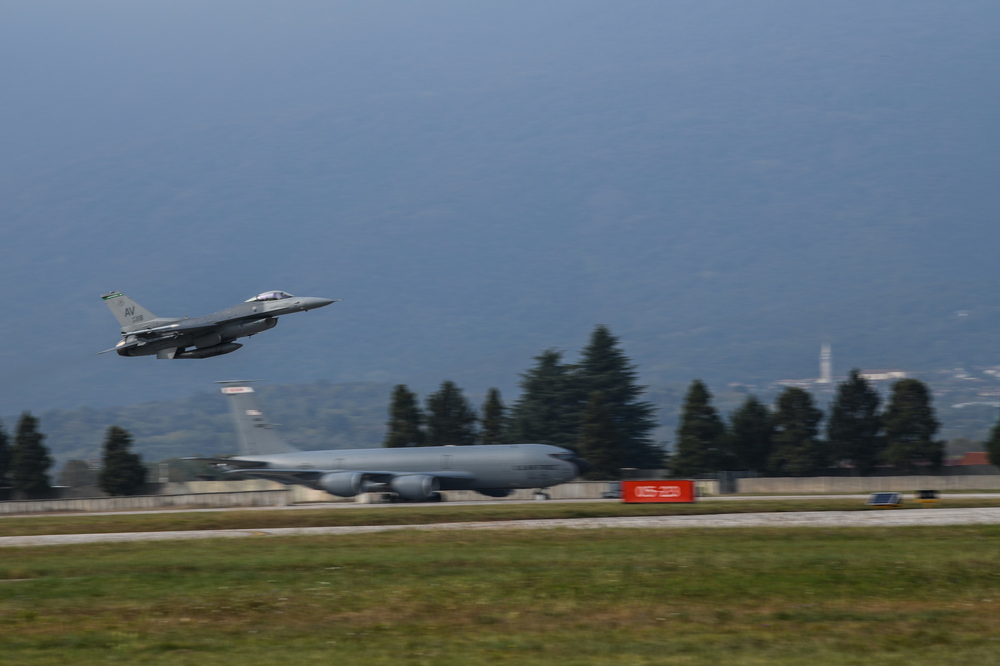 Caça F-16 da Força Aérea dos EUA na Base Aérea de Aviano, Itália