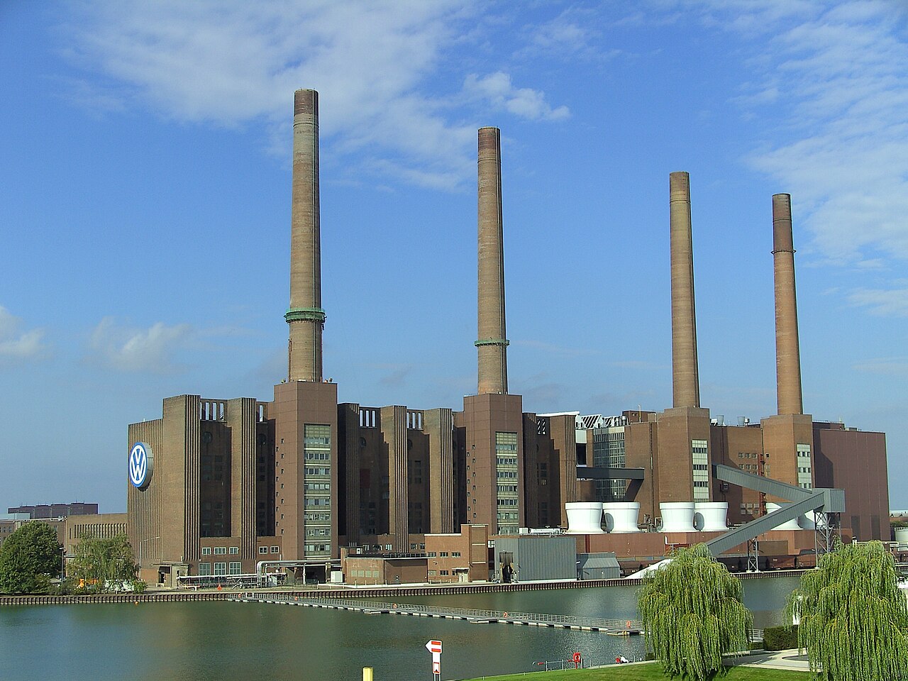Complexo industrial da Volkswagen em Wolfsburg junto ao canal Mittelland