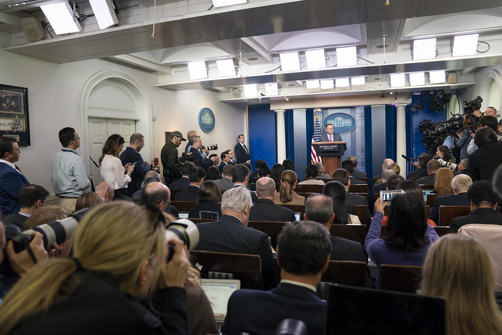 Jornalistas sentados na sala de imprensa Brady da Casa Branca durante uma conferência de imprensa