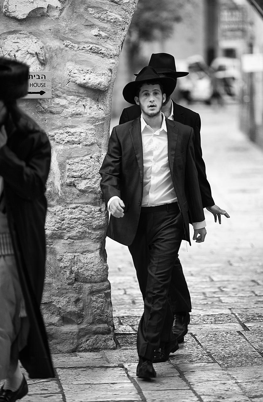 Jovens haredi caminham no Bairro Judeu de Jerusalém