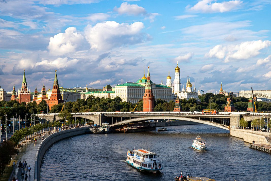 Muralhas e torres do Kremlin junto ao rio Moscovo, em Moscovo