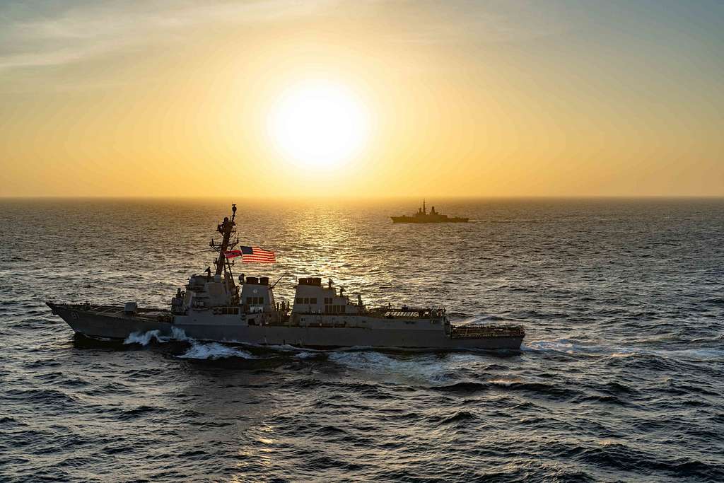 Contratorpedeiro norte-americano e fragata saudita atravessam Bab al-Mandab