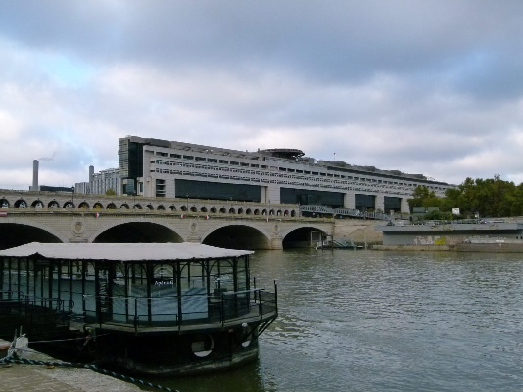 Edifício Colbert do Ministério das Finanças francês junto ao Sena, em Bercy; sede da tutela da dívida francesa.