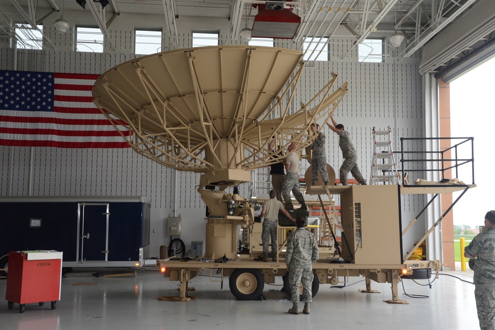Dossiê | Comunicações militares por satélite na Europa Militares montam um terminal terrestre de comunicações por satélite numa base aérea dos Estados Unidos.
