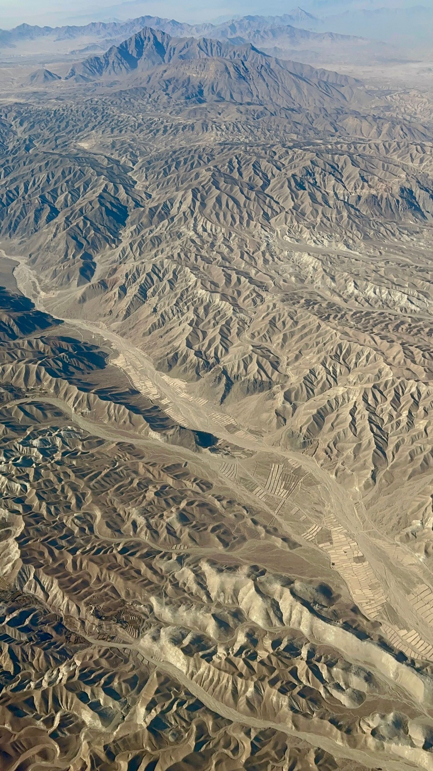 Vista aérea do terreno montanhoso e acidentado do Afeganistão