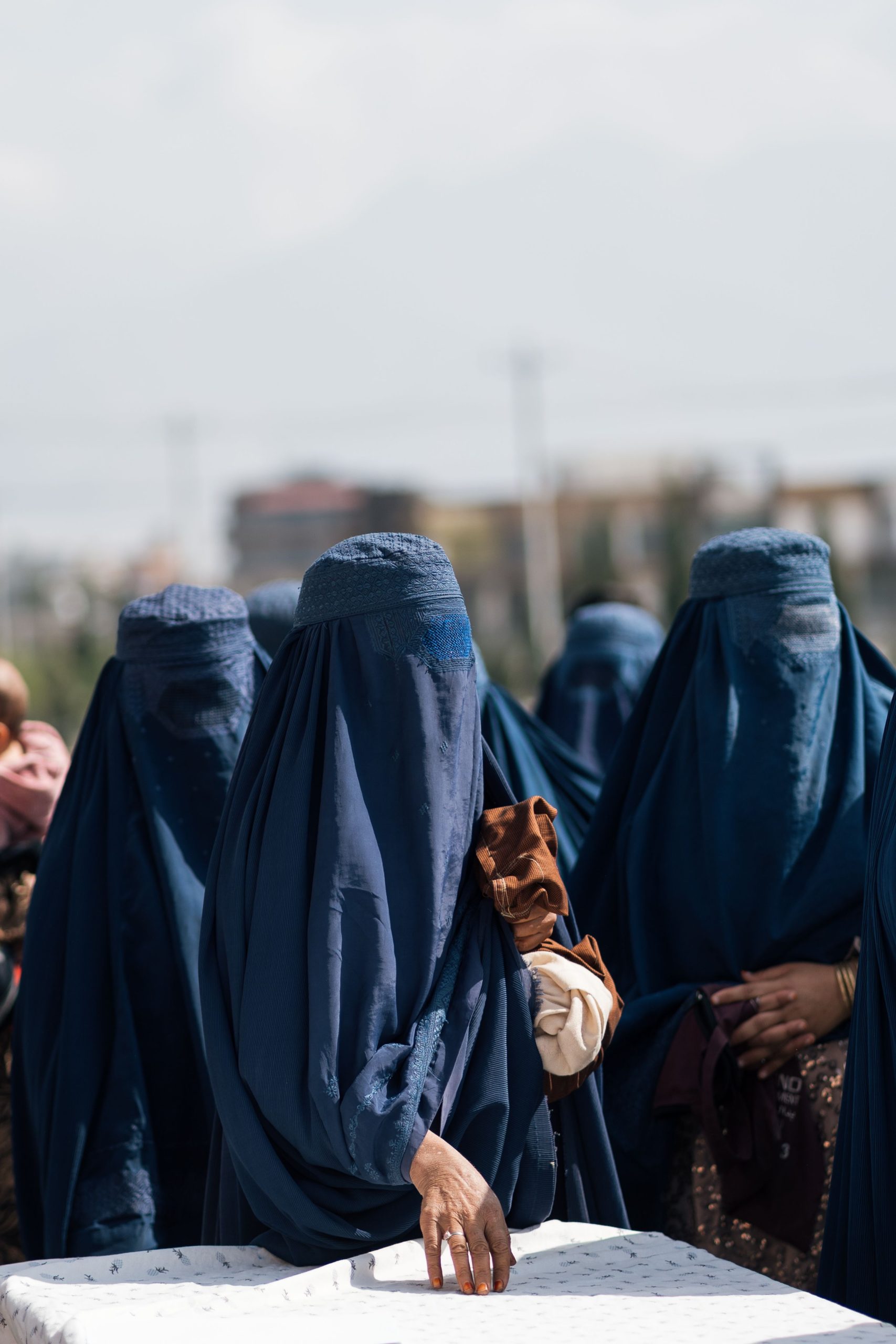 Mulheres afegãs vestindo burca ao ar livre no Afeganistão