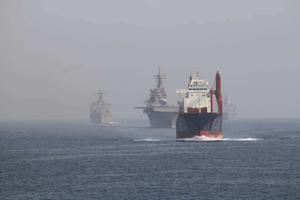 Navio de carga escoltado por forças navais no estreito de Bab al-Mandab