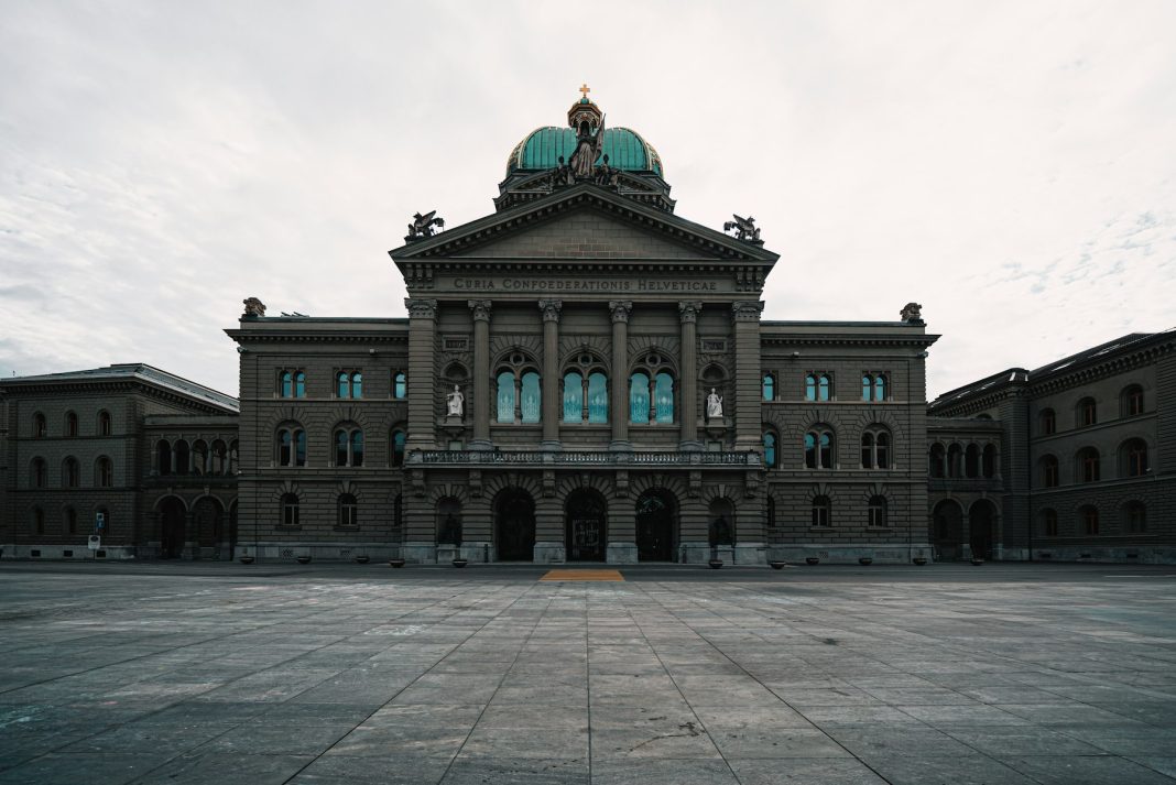Palácio Federal em Berna, sede do Parlamento, antes do referendo da neutralidade suíça.