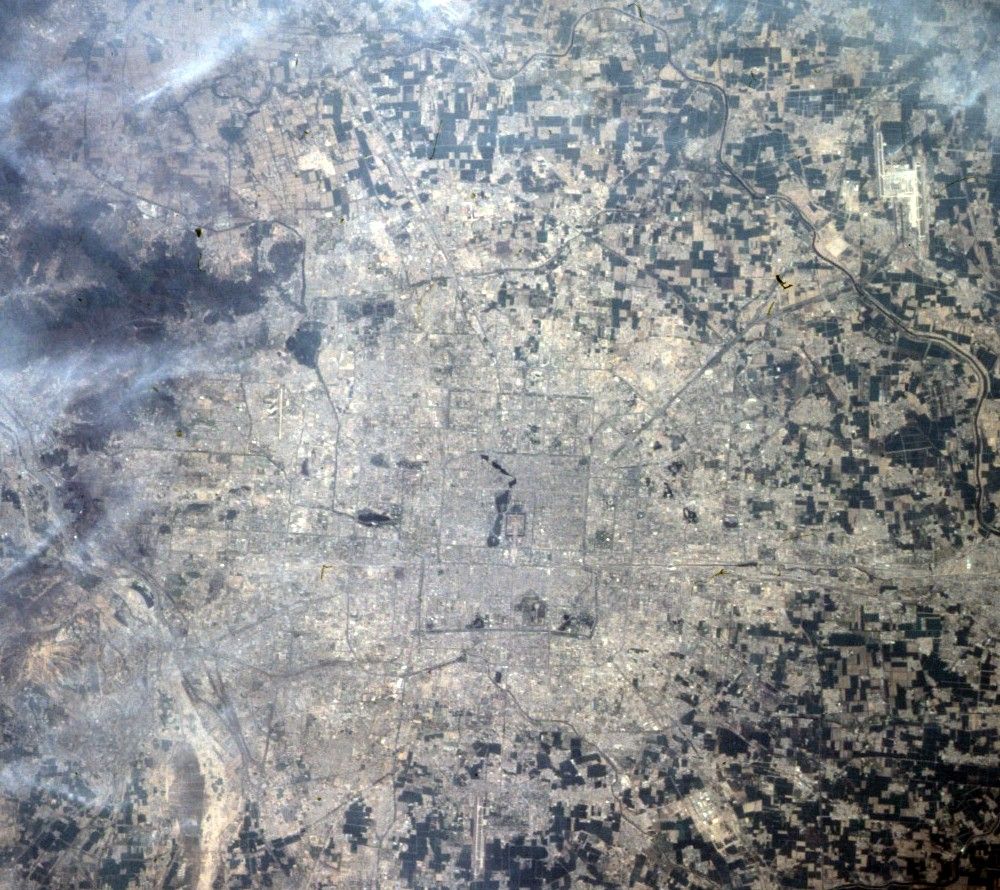 Pequim vista do espaço, capital onde são tomadas decisões de resposta às restrições dos EUA à China.