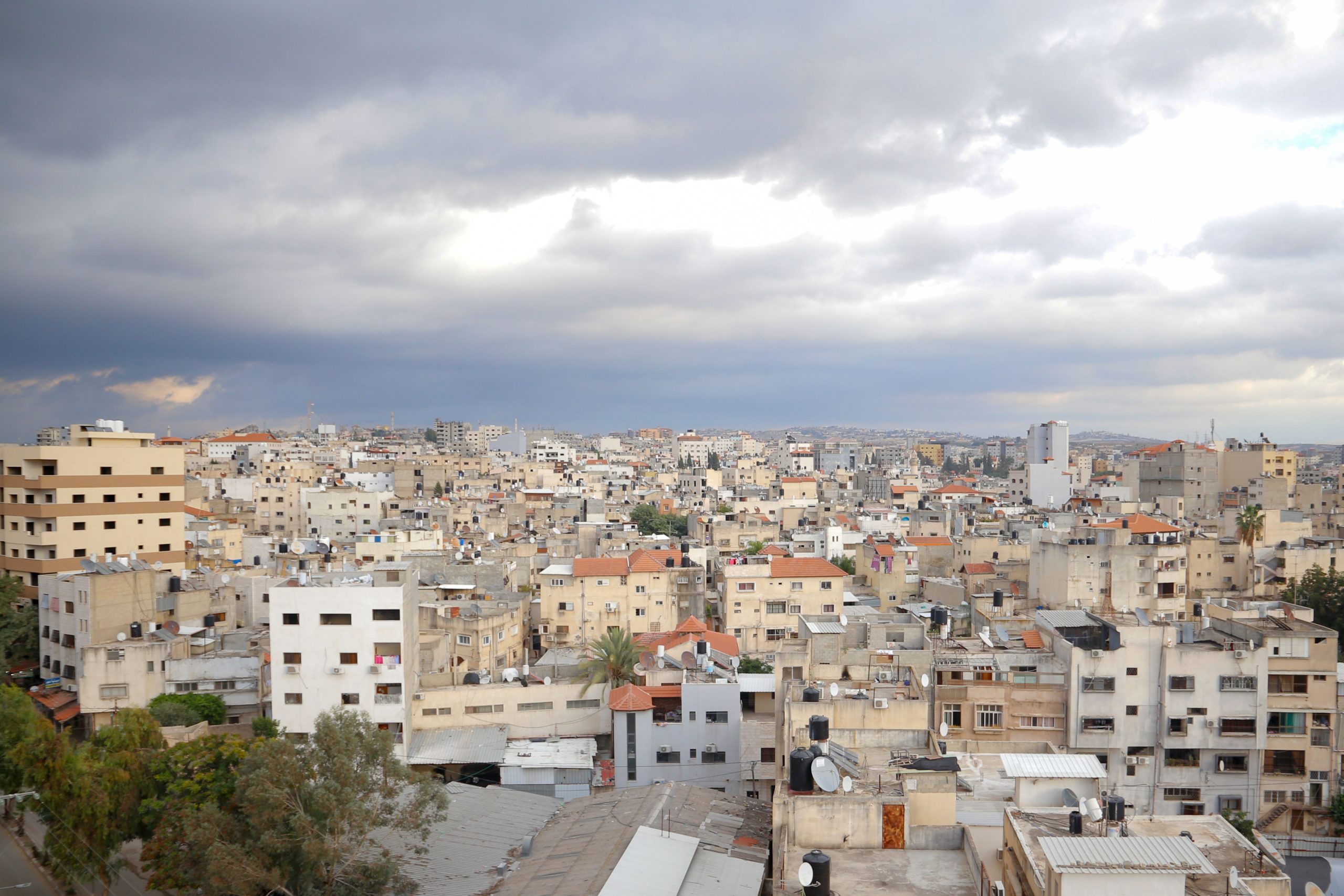 Vista aérea da cidade palestiniana de Qalqília, na Cisjordânia, quase inteiramente cercada pela barreira de separação israelita