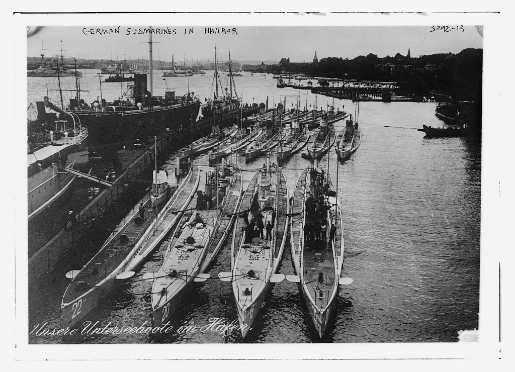 Fotografia de submarinos alemães da Primeira Guerra Mundial num porto, incluindo o U-20