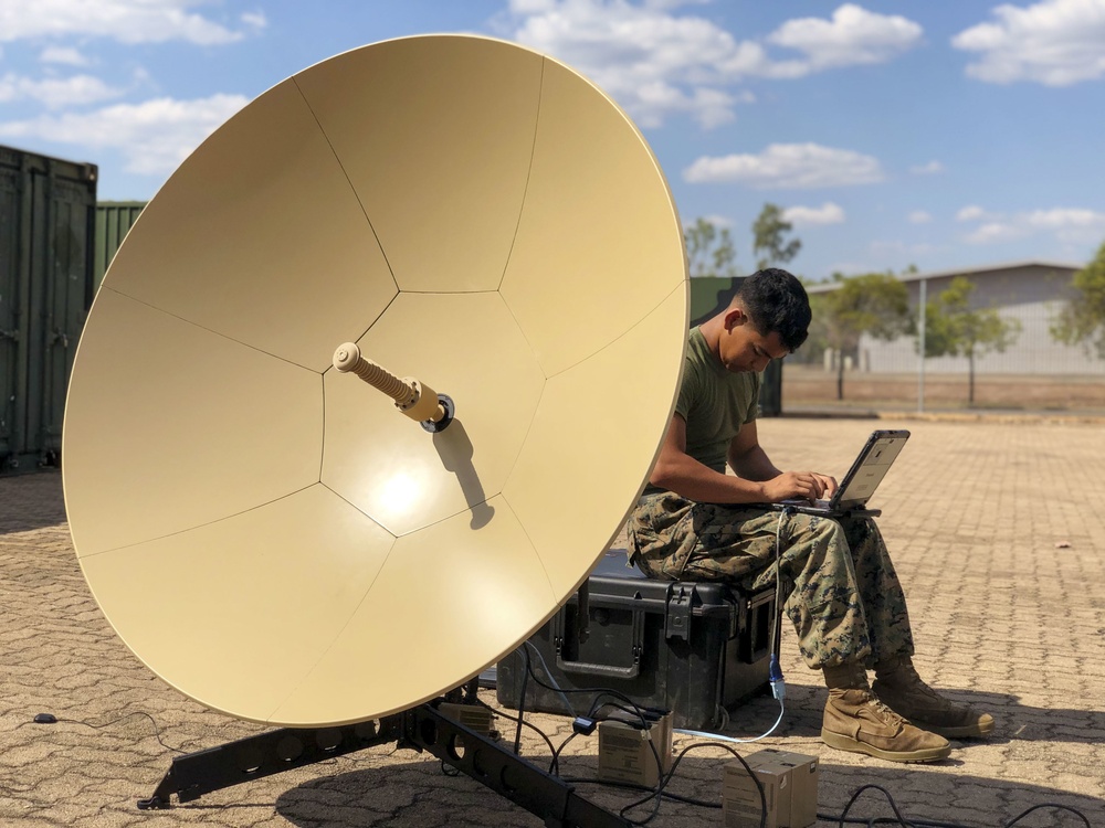 Dossiê | Comunicações militares por satélite na Europa Militar configura uma antena portátil de comunicações por satélite num exercício na Austrália.