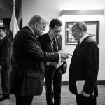 Donald Trump e Vladimir Putin conversam nos bastidores antes da conferência de imprensa conjunta no Alasca.