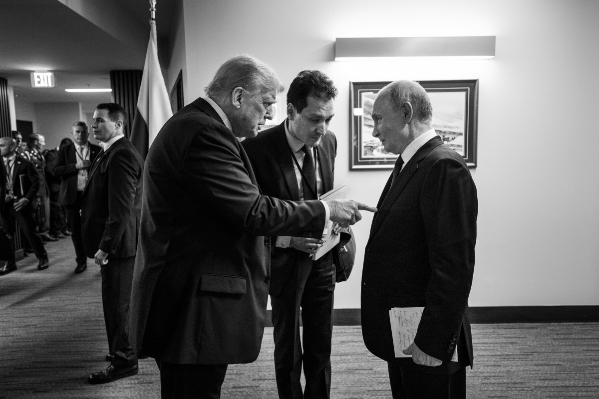 Donald Trump e Vladimir Putin conversam nos bastidores antes da conferência de imprensa conjunta no Alasca.