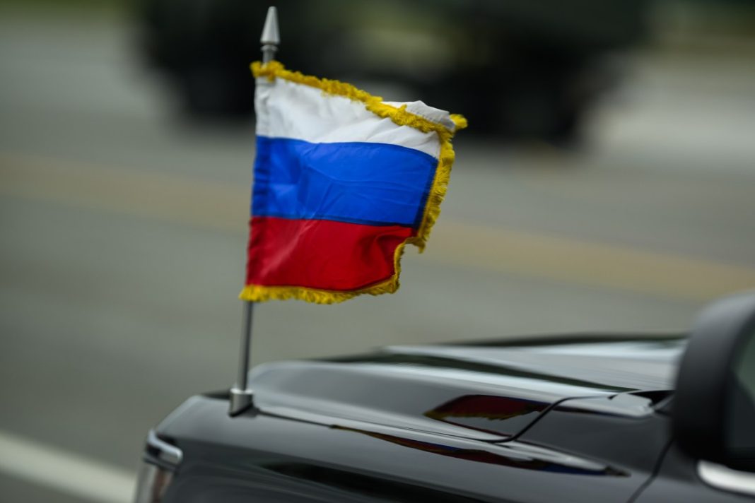 Donald Trump cumprimenta Vladimir Putin no Alasca antes das negociações sobre a Ucrânia e os negócios com a Rússia.