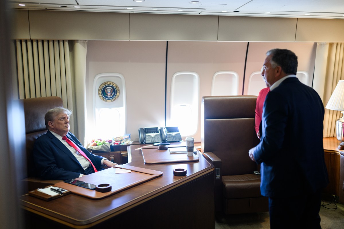 Donald Trump conversa com Steve Witkoff, Susie Wiles e Marco Rubio a bordo do Air Force One antes do encontro com Putin.