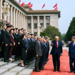 Donald Trump e Xi Jinping lado a lado durante a cerimónia de boas-vindas no Grande Salão do Povo, em Pequim.