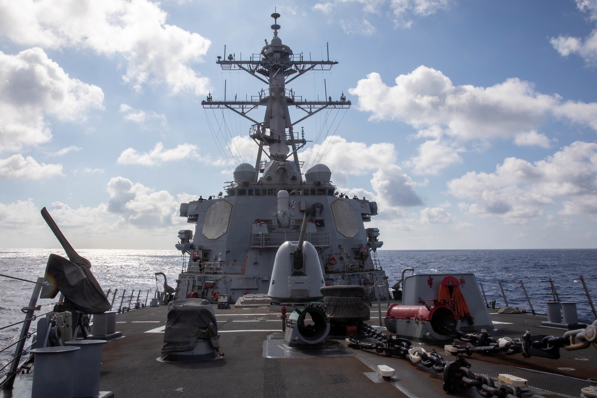 Contratorpedeiro USS Barry navega no Estreito de Taiwan